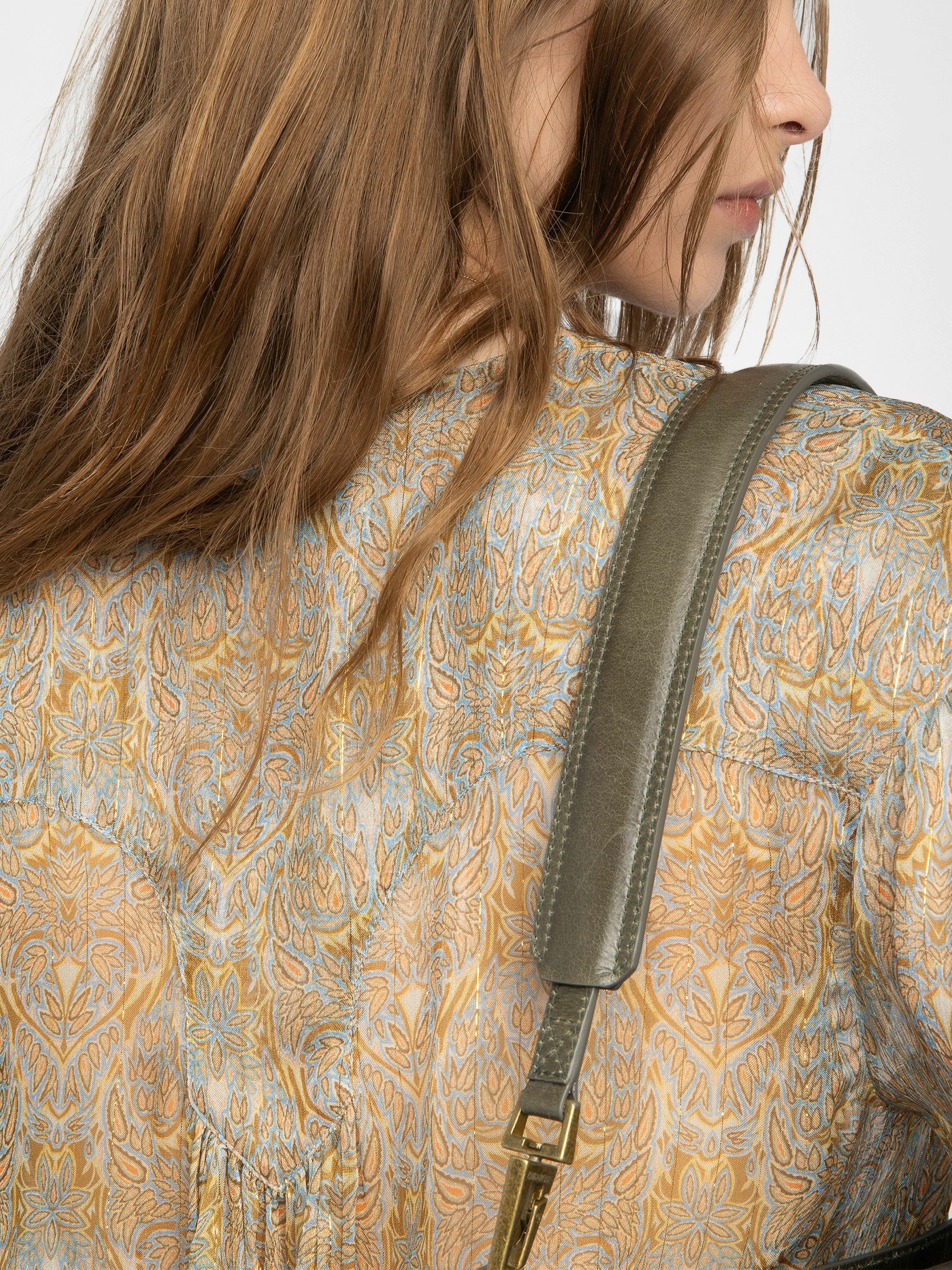 Camicia Tamela - Camicia in chiffon stampato con righe dorate, maniche lunghe a palloncino, taglio western e scollatura allacciata.